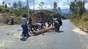 La tensión que se vivía en las carreteras de la Sierra Central tuvo una respuesta por parte del personal de la Brigada de Caballería Blindada N.º 11 Galápagos del Ejército Ecuatoriano, que se desplegó en varios cantones de Chimborazo y Bolívar para retirar escombros, habilitar el paso vehicular y reforzar la seguridad tras los cierres temporales que mantenían en vilo a transportistas y moradores.