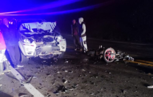 Un choque múltiple dejó cinco heridos en Guano, mientras que una colisión en Chunchi cobró la vida de un motociclista, dos siniestros de tránsito ocurridos con pocos minutos de diferencia activaron la respuesta inmediata del Servicio Integrado de Seguridad ECU 911, dejando como saldo cinco personas heridas y una víctima mortal.