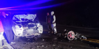 Un choque múltiple dejó cinco heridos en Guano, mientras que una colisión en Chunchi cobró la vida de un motociclista, dos siniestros de tránsito ocurridos con pocos minutos de diferencia activaron la respuesta inmediata del Servicio Integrado de Seguridad ECU 911, dejando como saldo cinco personas heridas y una víctima mortal.