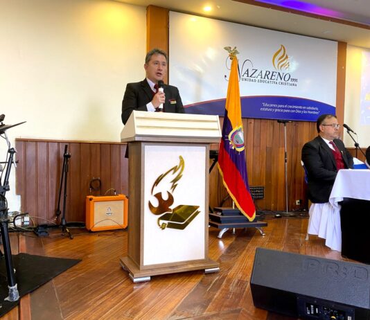 El lunes 01 de septiembre del 2025 a partir de las 09H00 en el Salón Auditorio institucional, la Unidad Educativa Cristiana “NAZARENO”, realizó el acto de inauguración del Año Lectivo 2025 – 2026 junto a autoridades, docentes, padres de familia, estudiantes y ciudadanía en general.
