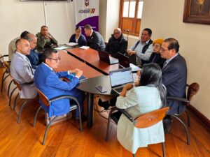 En un ambiente de diálogo constructivo, la Municipalidad de Ambato y la Gobernación de Tungurahua mantuvieron una reunión de trabajo para tratar asuntos prioritarios relacionados con la seguridad, la organización de ferias y el cumplimiento de normativas vinculadas a la sanidad animal en el cantón.