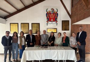 El doctor Roberto Costales, Vicepresidente la Asociación de Chimboracenses Residentes en Quito; y, la señora Ivonne Ortiz, Vicepresidente de la Fundación Adhara, realizaron el día de hoy, miércoles 10 de septiembre, el lanzamiento del CONVENIO MARCO DE COOPERACIÓN INTERINSTITUCIONAL.