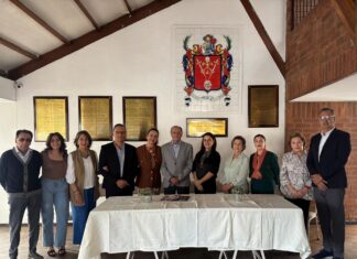 El doctor Roberto Costales, Vicepresidente la Asociación de Chimboracenses Residentes en Quito; y, la señora Ivonne Ortiz, Vicepresidente de la Fundación Adhara, realizaron el día de hoy, miércoles 10 de septiembre, el lanzamiento del CONVENIO MARCO DE COOPERACIÓN INTERINSTITUCIONAL.
