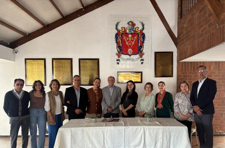 El doctor Roberto Costales, Vicepresidente la Asociación de Chimboracenses Residentes en Quito; y, la señora Ivonne Ortiz, Vicepresidente de la Fundación Adhara, realizaron el día de hoy, miércoles 10 de septiembre, el lanzamiento del CONVENIO MARCO DE COOPERACIÓN INTERINSTITUCIONAL.