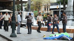 Guayas se ha convertido en el epicentro de la violencia en Ecuador: durante el primer semestre de 2025 registró el 49,6 % de todas las muertes violentas del país. Expertos señalan que la disputa territorial de bandas criminales y las rutas del narcotráfico son los principales impulsores de esta escalada.
