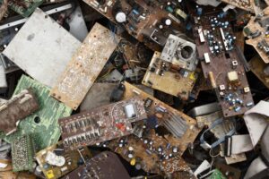 Cada vez que cambiamos de celular, televisor o computadora, dejamos atrás un dispositivo que rara vez recibe un destino adecuado. Ese desecho tecnológico, conocido como e-waste, crece de manera acelerada en todo el mundo y Ecuador no es la excepción.