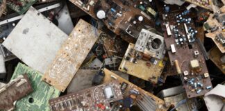 Cada vez que cambiamos de celular, televisor o computadora, dejamos atrás un dispositivo que rara vez recibe un destino adecuado. Ese desecho tecnológico, conocido como e-waste, crece de manera acelerada en todo el mundo y Ecuador no es la excepción.
