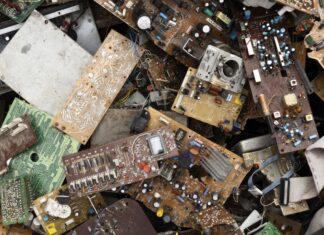 Cada vez que cambiamos de celular, televisor o computadora, dejamos atrás un dispositivo que rara vez recibe un destino adecuado. Ese desecho tecnológico, conocido como e-waste, crece de manera acelerada en todo el mundo y Ecuador no es la excepción.