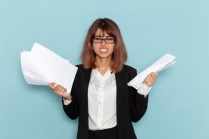 En un mundo donde la eficiencia y la sostenibilidad son pilares estratégicos, cada vez más empresas se replantean su relación con el papel. El paso hacia la digitalización documental representa una evolución necesaria para organizaciones que buscan reducir su impacto ambiental, optimizar procesos internos y responder a las exigencias de un entorno cada vez más dinámico y conectado.