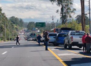 Manifestaciones de transportistas han bloqueado distintas vías en las provincias de Pichincha y Santo Domingo de los Tsáchilas, como respuesta a la reciente eliminación del subsidio al diésel. En la Panamericana Sur, a la altura de Alóag en el cantón Mejía (Pichincha), camiones obstaculizan la circulación, impidiendo el paso en ambos sentidos.