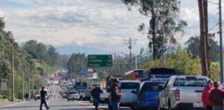 Manifestaciones de transportistas han bloqueado distintas vías en las provincias de Pichincha y Santo Domingo de los Tsáchilas, como respuesta a la reciente eliminación del subsidio al diésel. En la Panamericana Sur, a la altura de Alóag en el cantón Mejía (Pichincha), camiones obstaculizan la circulación, impidiendo el paso en ambos sentidos.