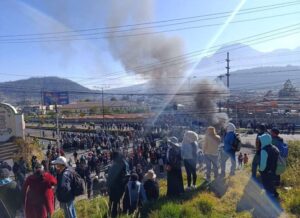 El primer día del paro nacional indefinido convocado contra la eliminación del subsidio al diésel se desarrolló con una baja participación ciudadana y bloqueos limitados en distintas vías del país.