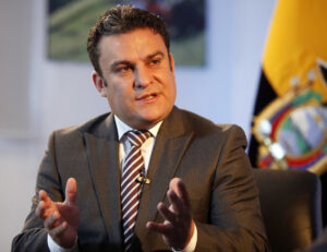 Un exteniente de la Policía ecuatoriana ha revelado ante la Fiscalía acusaciones graves contra el exministro José Serrano, a quien señala por ordenar seguimientos a opositores políticos del correísmo, implantar pruebas falsas durante allanamientos y entregar documentos de identidad a disidentes de las FARC.