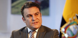 Un exteniente de la Policía ecuatoriana ha revelado ante la Fiscalía acusaciones graves contra el exministro José Serrano, a quien señala por ordenar seguimientos a opositores políticos del correísmo, implantar pruebas falsas durante allanamientos y entregar documentos de identidad a disidentes de las FARC.