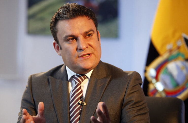 Un exteniente de la Policía ecuatoriana ha revelado ante la Fiscalía acusaciones graves contra el exministro José Serrano, a quien señala por ordenar seguimientos a opositores políticos del correísmo, implantar pruebas falsas durante allanamientos y entregar documentos de identidad a disidentes de las FARC.