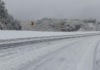 La mañana de este viernes 3 de octubre de 2025, Papallacta amaneció cubierta de nieve, especialmente en el sector conocido como La Virgen, donde la acumulación generó complicaciones para los conductores y bloqueos momentáneos en la vía.