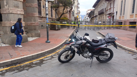 El Ejecutivo ecuatoriano informó que la caravana en la que viajaba el presidente Daniel Noboa fue agredida con piedras y palos por manifestantes durante el paro nacional convocado por la Conaie. Las autoridades calificaron el episodio como “intento de asesinato” y anunciaron cinco personas detenidas por su presunta responsabilidad en los hechos.
