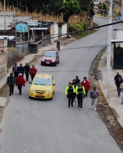 La tensión que se vivió en la parroquia Nizag, en el cantón Alausí, tuvo un desenlace sin víctimas fatales. Los dos policías que permanecían retenidos por la comunidad en el marco del paro nacional fueron liberados la noche del 01 de octubre, luego de horas de incertidumbre y de un complejo proceso de diálogo.