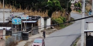 La tensión que se vivió en la parroquia Nizag, en el cantón Alausí, tuvo un desenlace sin víctimas fatales. Los dos policías que permanecían retenidos por la comunidad en el marco del paro nacional fueron liberados la noche del 01 de octubre, luego de horas de incertidumbre y de un complejo proceso de diálogo.