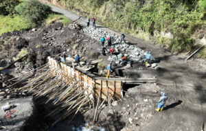 La Prefectura de Bolívar, liderada por el prefecto Aníbal Coronel Monar, avanza en el fortalecimiento de la red vial rural de la provincia con la construcción de un puente tipo ducto cajón en la comunidad Chaupi Millán, parroquia Guanujo.