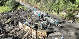 La Prefectura de Bolívar, liderada por el prefecto Aníbal Coronel Monar, avanza en el fortalecimiento de la red vial rural de la provincia con la construcción de un puente tipo ducto cajón en la comunidad Chaupi Millán, parroquia Guanujo.