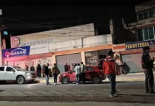 La violencia sigue haciendo eco en Ecuador, y esta vez el conflicto tocó las puertas de Riobamba, donde la noche del 2 de octubre, en el sector de Tierra Nueva, un enfrentamiento armado entre la Policía Nacional y presuntos delincuentes, dejó como saldo un joven herido y un detenido.