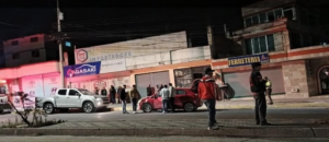 La violencia sigue haciendo eco en Ecuador, y esta vez el conflicto tocó las puertas de Riobamba, donde la noche del 2 de octubre, en el sector de Tierra Nueva, un enfrentamiento armado entre la Policía Nacional y presuntos delincuentes, dejó como saldo un joven herido y un detenido.