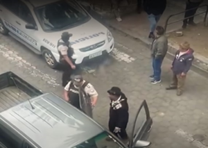 La ciudad de Guaranda, capital de la provincia de Bolívar, vivió este viernes 3 de octubre de 2025 una de las jornadas más tensas en el marco del Paro Nacional, con una escalada de enfrentamientos entre manifestantes y fuerzas policiales y militares que dejaron un saldo de personas heridas, detenidas y daños materiales.
