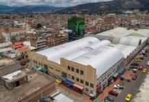 El Municipio de Riobamba avanza con el mantenimiento integral del Centro Comercial Popular La Condamine, incorporando tecnología sustentable para reducir el calor y optimizar el ambiente, donde se implementa la instalación de extractores eólicos que aprovecharán la energía del viento para mejorar la circulación del aire y brindar mayor confort a comerciantes y visitantes.