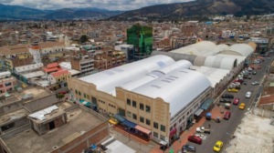 El Municipio de Riobamba avanza con el mantenimiento integral del Centro Comercial Popular La Condamine, incorporando tecnología sustentable para reducir el calor y optimizar el ambiente, donde se implementa la instalación de extractores eólicos que aprovecharán la energía del viento para mejorar la circulación del aire y brindar mayor confort a comerciantes y visitantes.