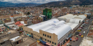 El Municipio de Riobamba avanza con el mantenimiento integral del Centro Comercial Popular La Condamine, incorporando tecnología sustentable para reducir el calor y optimizar el ambiente, donde se implementa la instalación de extractores eólicos que aprovecharán la energía del viento para mejorar la circulación del aire y brindar mayor confort a comerciantes y visitantes.