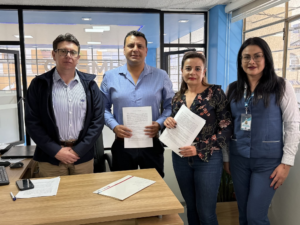 Con el propósito de fortalecer la seguridad ciudadana y promover la participación comunitaria, la Fundación María Emilia y la Financiera IMPRO suscribieron un convenio de cooperación interinstitucional que permitirá la implementación de alarmas comunitarias en distintos barrios de la capital chimboracense.