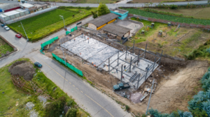 La parroquia San Luis impulsa un proyecto para transformar la dinámica comunitaria. Se ha iniciado con la construcción del Centro de Capacitación Parroquial, un espacio diseñado para formación, integración y actividades culturales.