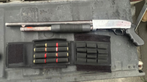 Un golpe al tráfico ilegal de armas fue ejecutado el 8 de octubre, por personal del Ejército Ecuatoriano en el cantón Cumandá, al sur de la provincia de Chimborazo. Durante un control militar, los uniformados lograron decomisar un arsenal en manos de dos ciudadanos que no contaban con los permisos respectivos, lo que vuelve a encender las alarmas sobre el aumento de actividades ilícitas y la vulnerabilidad de la seguridad en la provincia.