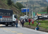 Alausí se ha convertido en un campo de batalla entre los manifestantes y las fuerzas de seguridad. El Paro Nacional, convocado por organizaciones indígenas en rechazo a la eliminación del subsidio al diésel, ha colapsado las principales arterias del cantón, transformando las calles en escenarios de confrontación.
