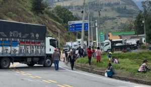 Alausí se ha convertido en un campo de batalla entre los manifestantes y las fuerzas de seguridad. El Paro Nacional, convocado por organizaciones indígenas en rechazo a la eliminación del subsidio al diésel, ha colapsado las principales arterias del cantón, transformando las calles en escenarios de confrontación.