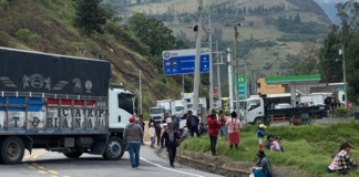 Alausí se ha convertido en un campo de batalla entre los manifestantes y las fuerzas de seguridad. El Paro Nacional, convocado por organizaciones indígenas en rechazo a la eliminación del subsidio al diésel, ha colapsado las principales arterias del cantón, transformando las calles en escenarios de confrontación.