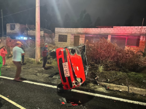 Un trágico accidente de tránsito se registró la noche de este 1 de octubre, en el sector Langos, en la vía El Carmen – Los Moteles, cuando dos vehículos colisionaron violentamente en medio de la calzada.