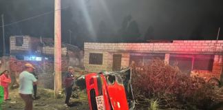 Un trágico accidente de tránsito se registró la noche de este 1 de octubre, en el sector Langos, en la vía El Carmen – Los Moteles, cuando dos vehículos colisionaron violentamente en medio de la calzada.