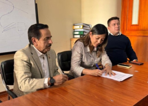 El proyecto contempla una inversión total de 2 millones de dólares, financiados de manera conjunta entre la Empresa Eléctrica CNEL EP, que aportará 700 mil dólares, y el Gobierno Autónomo Descentralizado (GAD) Municipal de San Miguel, que destinará 1,3 millones de dólares. La iniciativa no solo incluye el soterramiento de redes eléctricas, sino también trabajos de obra civil y regeneración urbana, que contribuirán a un entorno más ordenado, estético y seguro. La firma del convenio estuvo a cargo del alcalde de San Miguel, Vinicio Coloma Romero, y la representante de CNEL EP, Gabriela Salas, quienes destacaron la importancia de la articulación institucional para impulsar el progreso local. “Este proyecto es una apuesta por la seguridad, el orden y la modernidad que merece nuestra gente. Estamos construyendo una ciudad más atractiva, con espacios renovados que impulsarán el turismo, la economía y el desarrollo social”, manifestó el alcalde Coloma, al tiempo que agradeció el apoyo de la empresa eléctrica.