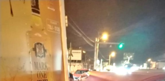 La noche del 3 de octubre, un accidente de tránsito registrado en el sector de Las Acacias, al norte de Riobamba, generó una amplia movilización de organismos de socorro y autoridades competentes. La alerta ingresó a la central del ECU 9-1-1, lo que permitió coordinar de manera inmediata las acciones de respuesta y desplegar personal especializado hacia el lugar del siniestro.