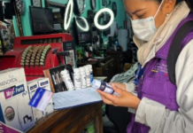 Un operativo de inspección sanitaria realizado este 6 de octubre, por la Agencia Nacional de Regulación, Control y Vigilancia Sanitaria (Arcsa) culminó con la clausura de una barbería de Riobamba, luego de que se detectara el uso de minoxidil sin registro sanitario en los clientes y la presencia de más de 100 productos cosméticos caducados, que representaban un riesgo directo para la salud de los usuarios.