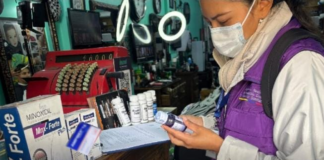 Un operativo de inspección sanitaria realizado este 6 de octubre, por la Agencia Nacional de Regulación, Control y Vigilancia Sanitaria (Arcsa) culminó con la clausura de una barbería de Riobamba, luego de que se detectara el uso de minoxidil sin registro sanitario en los clientes y la presencia de más de 100 productos cosméticos caducados, que representaban un riesgo directo para la salud de los usuarios.