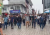 Miles de personas se concentraron este lunes 6 de octubre, en las principales calles de la ciudad de Puyo, provincia de Pastaza, para participar en la movilización por la Vida y el Territorio, en el marco del día 15 del paro nacional convocado por la Confederación de Nacionalidades Indígenas del Ecuador (Conaie).