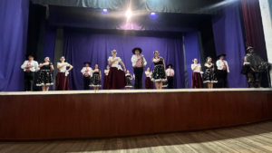 En una jornada cargada de emoción, arte y memoria, el alcalde de Guano, Oswaldo Vinicio Estrada Avilés, y la reina de Guano, Nátaly I, encabezaron el homenaje póstumo a Baltazar Ushca, conocido como el “Hielero del Chimborazo”, durante el Encuentro Cultural y Compartimiento de Tradiciones con la participación de delegaciones de México y Chile.