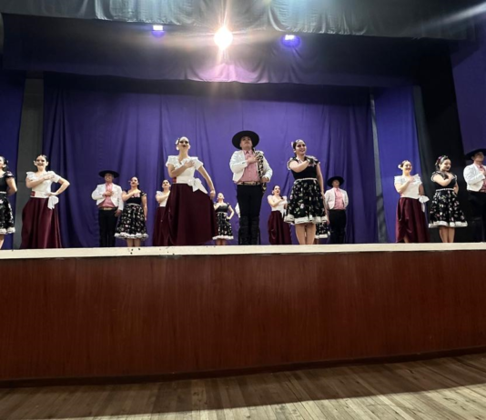 En una jornada cargada de emoción, arte y memoria, el alcalde de Guano, Oswaldo Vinicio Estrada Avilés, y la reina de Guano, Nátaly I, encabezaron el homenaje póstumo a Baltazar Ushca, conocido como el “Hielero del Chimborazo”, durante el Encuentro Cultural y Compartimiento de Tradiciones con la participación de delegaciones de México y Chile.