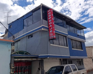 Un nuevo operativo de control en Riobamba terminó con la clausura de un hostal que incumplía la normativa sobre protección de menores. La Comisaría Nacional de Policía, en coordinación con la Dirección Nacional de Policía Especializada para Niños, Niñas y Adolescentes (DINAPEN) y la Policía Nacional, intervino un establecimiento de hospedaje ubicado en el sector de La Panadería, donde se detectó la presencia de un adolescente alojado junto a personas adultas, sin la supervisión de un familiar o tutor responsable.