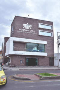 La Cooperativa de Ahorro y Crédito Riobamba Ltda. conmemora con orgullo su cuadragésimo séptimo aniversario de vida institucional, un acontecimiento que refleja su trayectoria de compromiso, crecimiento y servicio solidario en beneficio de sus socios y de la comunidad en general.