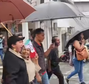 La viceprefecta de Pastaza, Lineth Calapucha, participó en la marcha de las nacionalidades indígenas que se desarrolló en rechazo a las recientes medidas adoptadas por el Gobierno de Daniel Noboa, entre ellas, la eliminación del subsidio al diésel, la consulta popular para convocar a una Asamblea Constituyente y la aprobación de leyes que, según los manifestantes, afectan al pueblo ecuatoriano.