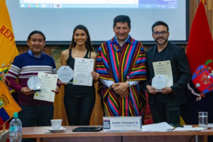 Durante la sesi├│n ordinaria del Concejo Cantonal de Riobamba se vivi├│ un momento hist├│rico: por primera vez se enton├│ el Himno a la ciudad en idioma kichwa, como parte de las acciones que impulsa el Municipio para fortalecer la interculturalidad y reconocer la diversidad ├®tnica del cant├│n.